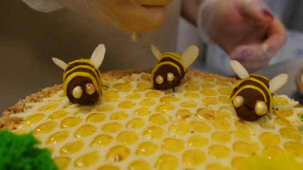 Close-up hand gieten honing op de taart. Gieten van honing op de taart — Stockvideo