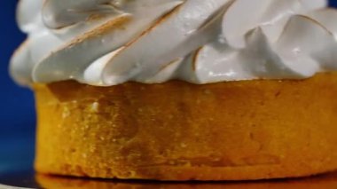 Bir şekilde dekore edilmiş kırbaç krem kapatın. Kek üzerine krema.