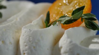 Kamkat üzerinde krem. Turuncu Kamkat krem beyaz yakın kadar yer