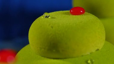 Güzel yeşil pasta. Bir damla ile güzel yeşil pasta