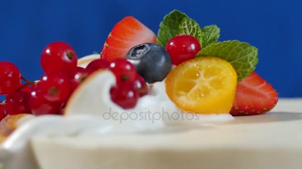 Pastel tradicional de Navidad con glaseado blanco y frutas azucaradas. Tarta de crema con kumquat, arándanos, fresas, primer plano — Vídeos de Stock