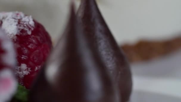 Detail jahodová a čokoládová šíření. Čokoládové kapky a jahody closeup — Stock video