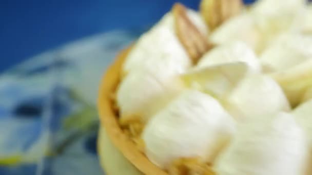 Nahaufnahme von Schlagsahne Kuchen Dekoration. köstliche weiße Sahnetorte mit goldenen Ornamenten verziert — Stockvideo