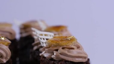 Küçük parçalar halinde mango ile çikolatalı kek. Mango, closeup ile çikolata cupcakes