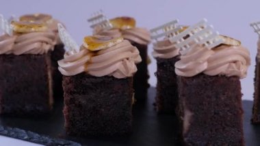 Küçük parçalar halinde mango ile çikolatalı kek. Mango ile çikolata cupcakes