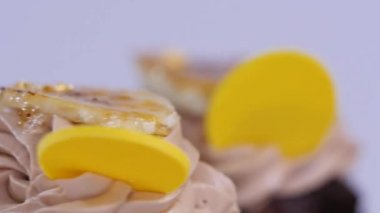 Küçük parçalar halinde mango ile çikolatalı kek. Mango, closeup ile çikolata cupcakes