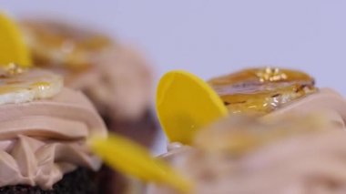 Küçük parçalar halinde mango ile çikolatalı kek. Mango, closeup ile çikolata cupcakes