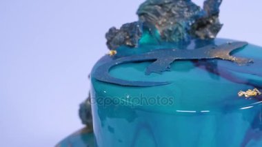 Mousse Kek mavi ayna sır ve beyaz çikolata deniz kabuklarını kaplı deniz tarzında dekore edilmiştir. Avrupa Fransız tatlı.