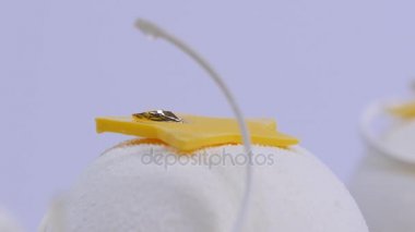 Kadife kek topları ile şeker sprinkles. Beyaz, top şeklinde kek. Dekoratif beyaz pasta, tatlı