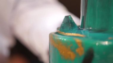 Pasta şefi pasta uzun bir bıçak ile kesmek. Turkuaz bir pasta kesti. Pasta şefi pasta kesme