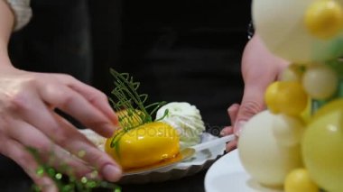 Erkek oyuncağı bir plaka üzerinde bırakır. Kadın bir plaka kek üzerine koyar