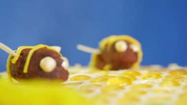 Güzel tatlım pasta krem arılar ile dekore edilmiştir. Güzel tatlım pasta. Pasta, tatlı güzel arı