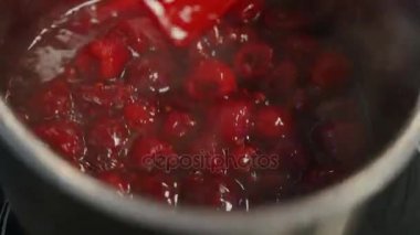 Kiraz şurup, haşlanmış kiraz. Ahududu şurubu kaynar. Ahududu şurubu hazırlanması