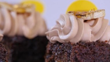 Küçük parçalar halinde mango ile çikolatalı kek. Mango, closeup ile çikolata cupcakes