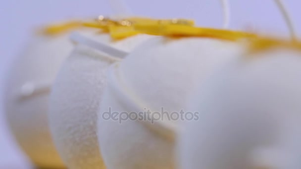 Bolinhas de bolo de veludo com polvilhas de açúcar. Bolos brancos em forma de bola. Bolos brancos decorativos, close-up — Vídeo de Stock
