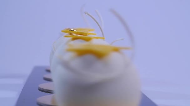 Velvet dort koule s cukrové sypání. Bílý, míč ve tvaru koláče. Dekorativní bílé dorty
