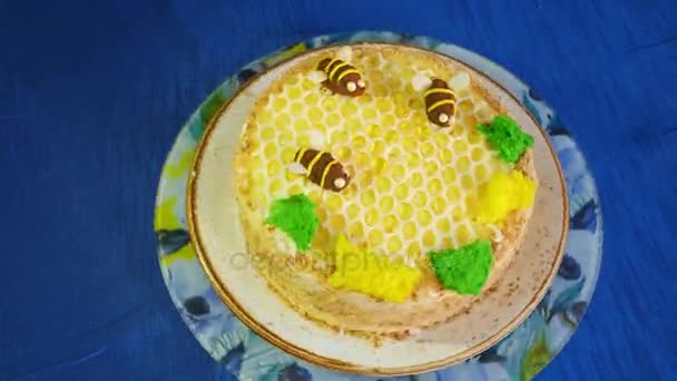 Mooie honing cake versierd met bijen met room. Mooie honing cake — Stockvideo