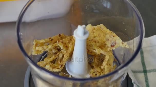 Preparação de queijo de creme de pratos italianos. Queijo na batedeira — Vídeo de Stock