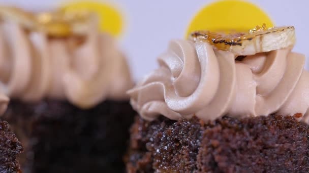 Chocolade muffin met kleine stukjes mango. Chocolade cupcakes met mango, close-up — Stockvideo