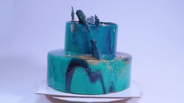 Mousse Kek mavi ayna sır ve beyaz çikolata deniz kabuklarını kaplı deniz tarzında dekore edilmiştir. Avrupa Fransız tatlı.