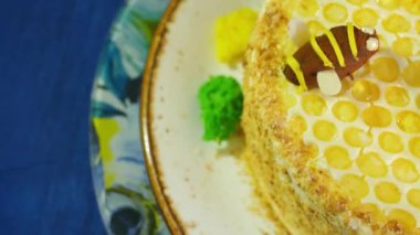 Güzel tatlım pasta krem arılar ile dekore edilmiştir. Güzel tatlım pasta, tatlı