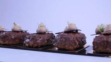 Dondurma, çikolata ile kaplı. Çikolatalı dondurma bir sopa. Çikolatalı dondurma çiçeklerle süslenmiş bir sopa