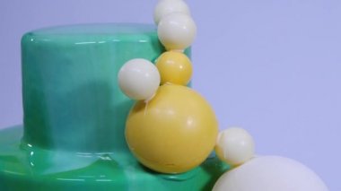 Turkuaz ayna sır ile şık mousse kek. Turkuaz ayna sır ile pasta çikolata topları, closeup ile dekore edilmiştir.
