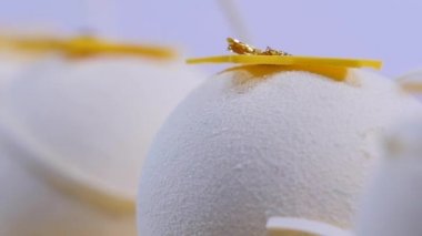 Kadife kek topları ile şeker sprinkles. Beyaz, top şeklinde kek. Dekoratif beyaz pasta, tatlı