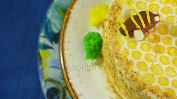 Schönen Honigkuchen mit Bienen von Sahne dekoriert. schöner Honigkuchen, Nahaufnahme — Stockvideo