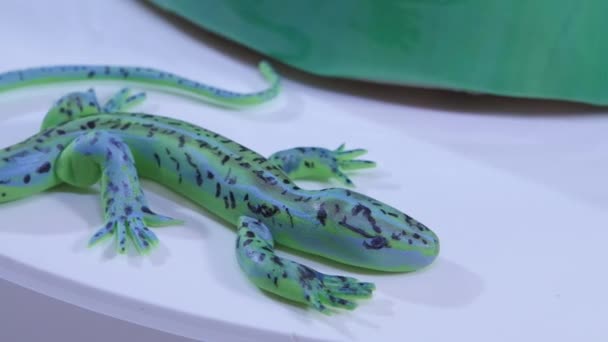 Stijlvolle mousse cake met turquoise mirror glaze. Decoratieve hagedis taart, close-up — Stockvideo