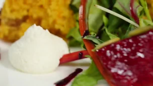 Salada de arenque e batatas em placa branca isolada em branco. Salada de pepino com atum grelhado. Salada, peixe, beterraba e creme de leite de perto — Vídeo de Stock