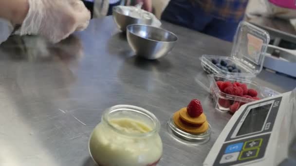 Mesa para hacer torta con pesos de crema de frambuesa — Vídeos de Stock