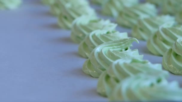 Squeeze the cream filling on the green cupcake, closeup — Stock Video