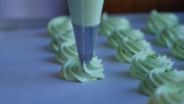 Spremere il ripieno di panna sul cupcake verde, primo piano — Video Stock