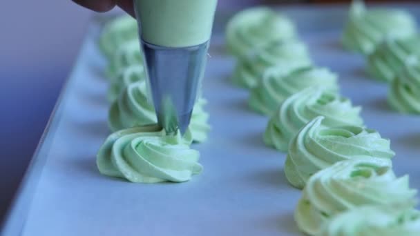 Squeeze the cream filling on the green cupcake, closeup — Stock Video