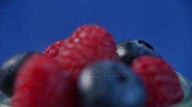 Taze meyve - yaban mersini, ahududu. güzel Ahududu ve yaban mersini ile kaplı