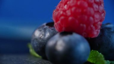 Taze meyve - yaban mersini, ahududu. güzel Ahududu ve yaban mersini ile kaplı