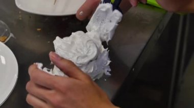 Lezzetli bir pasta krema ile dekorasyon Şef. Pasta krema ile pişirme