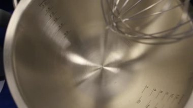 Metal tatlı kase üstten görünüm. Yemek, dishware profesyonel mutfak için alüminyum