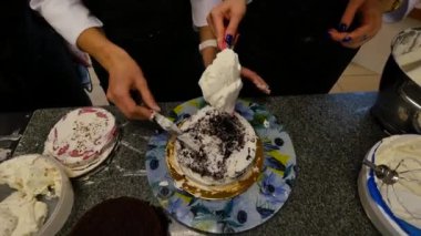 Lezzetli bir pasta krema ile dekorasyon Şef. Pasta krema ile pişirme