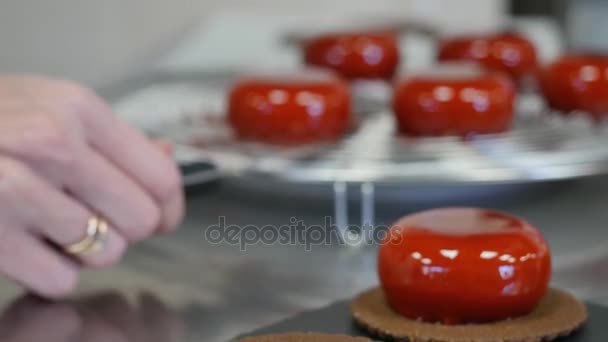 Vrouwelijke chef-kok legt een taart op een bord, dessert presentatie. Dessert ingericht cookies — Stockvideo