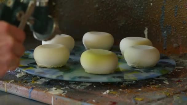 Colorier les gâteaux avec un pulvérisateur. Gâteaux verts — Video