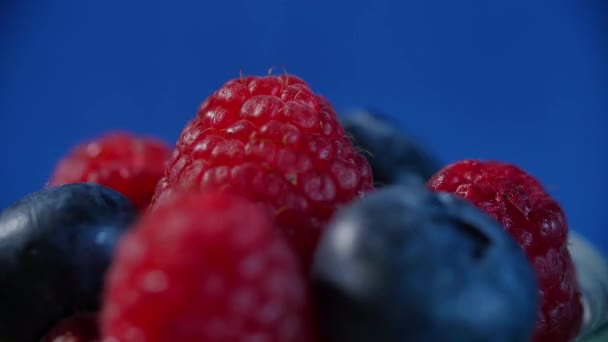 Fresh fruits - blueberry, raspberry. beautifully lined with raspberries and blueberries — Stock Video