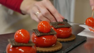 Yemek çikolata parçaları ile kırmızı kek. Çikolatalı andcookies.