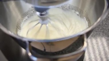 Tereyağı ve şekeri blender, pişirme için hazırla. Bir blender pasta için krema hazırlanması