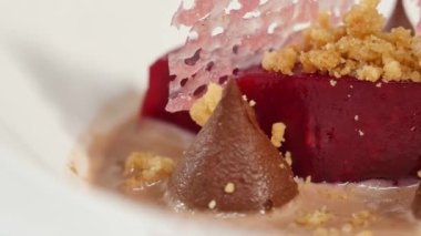 Pancar salatası. Kavrulmuş pancar, ıspanak, yumuşak keçi peyniri ve tohum üzerinde gri beton dokulu arka plan daire yağda hafif plaka salata. Üstten Görünüm