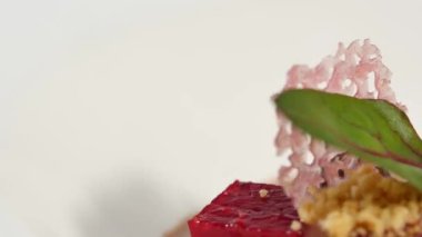 Pancar salatası. Kavrulmuş pancar, ıspanak, yumuşak keçi peyniri ve tohum üzerinde gri beton dokulu arka plan daire yağda hafif plaka salata. Üstten Görünüm