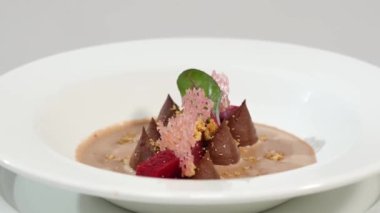 Pancar salatası. Kavrulmuş pancar, ıspanak, yumuşak keçi peyniri ve tohum üzerinde gri beton dokulu arka plan daire yağda hafif plaka salata. Üstten Görünüm