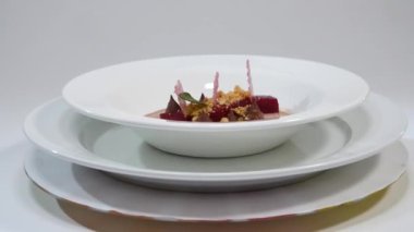 Salata fırında pancar, roka, peynir ve fındık. Pancar ve portakal, gıda ile taze salata. Vejetaryen yalın marul pancar, soğan, ceviz, beyaz tabakta servis yakın çekim