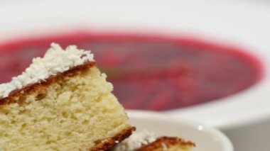 Kırmızı Borsch plaka etli. Lezzetli kırmızı pancar çorbası ekşi krema ve otlar beyaz tabakta. Geleneksel Ukrayna pancar çorbası - kırmızı borsch ve sarımsaklı köfte